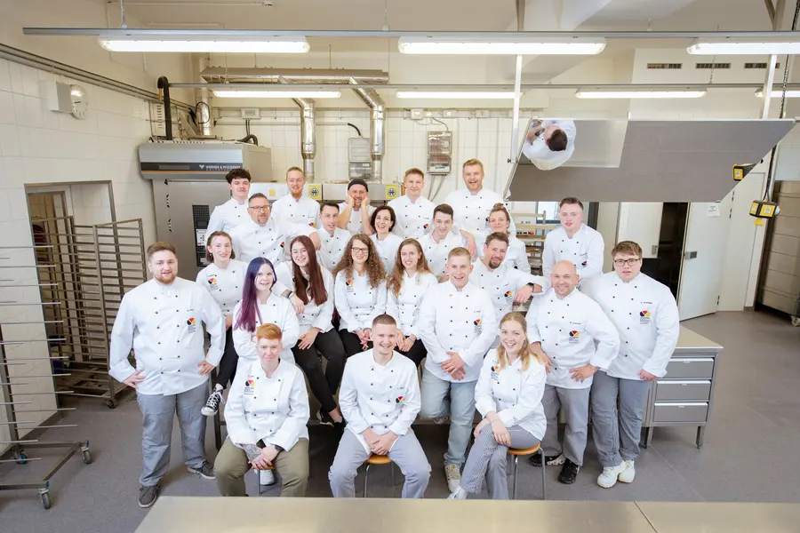 Gruppenbild des Meisterkurses in der Backstube der Akademie