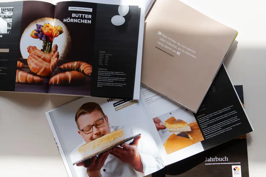 Doppelseite im Jahrbuch mit dem Rezept für Butterhörnchen